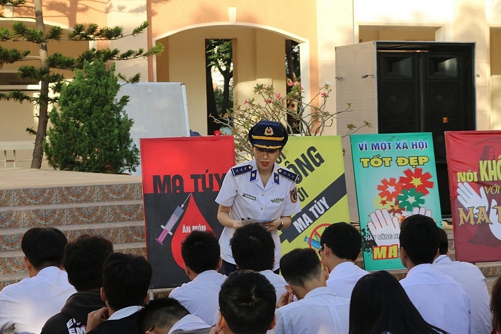 Tuyên truyền viên phát tờ rơi tuyên truyền cho học sinh trường THPT Vũng Tàu.