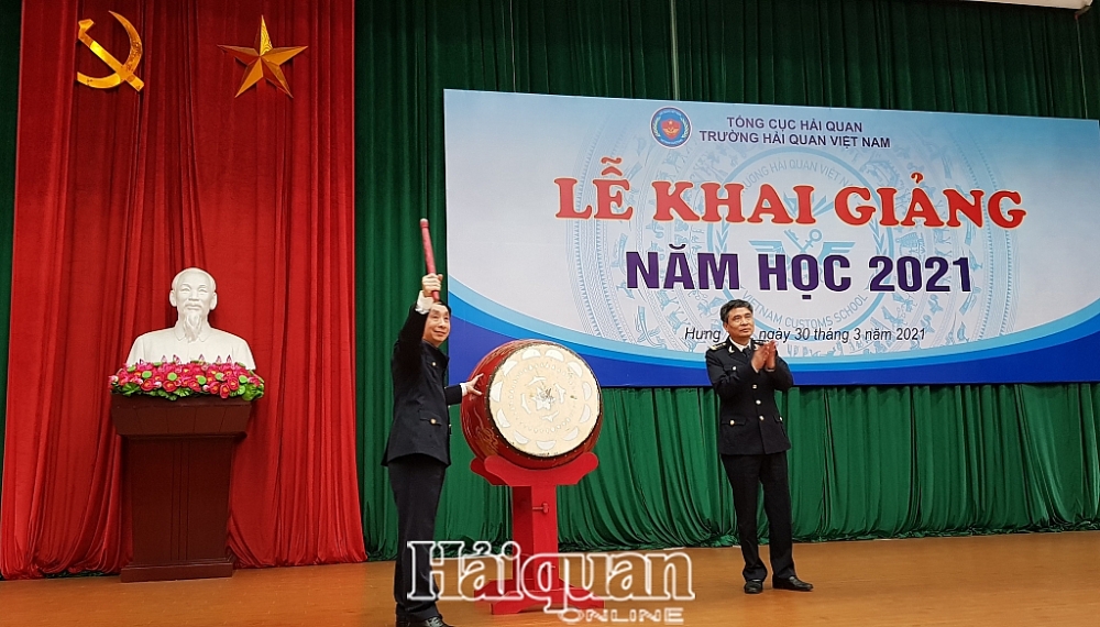 Phó Tổng cục trưởng Hoàng Việt Cường đánh trống khai giảng năm học 2021 tại Trường Hải quan Việt Nam. Ảnh: Anh Vinh