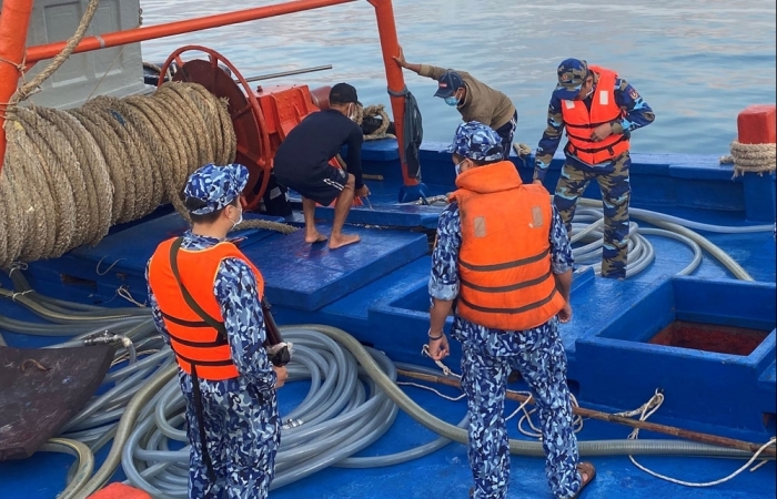 Cảnh sát biển bắt giữ tàu chở dầu 90.000 lít dầu DO trái phép