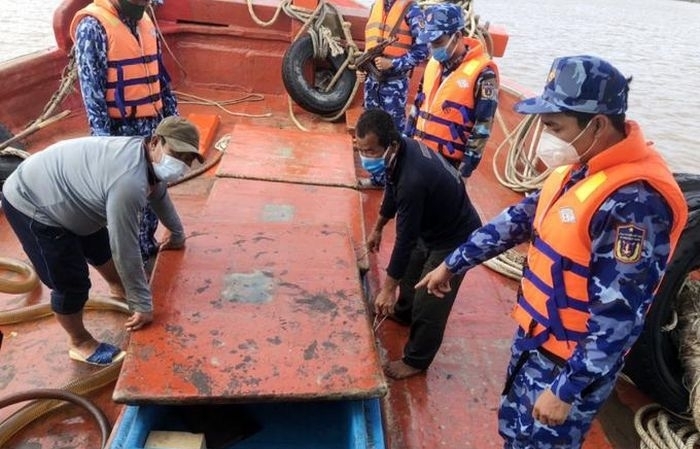 Cảnh sát biển bắt giữ tàu vận chuyển 60.000 lít dầu DO không rõ nguồn gốc