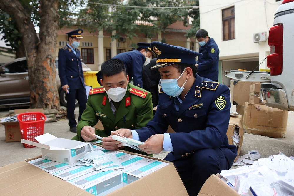 Lực lượng chức năng tỉnh Lạng Sơn đang kiểm đếm số tang vật.