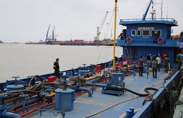 Nóng: Bắt giữ tàu chở hơn 1 triệu lít xăng tại Nghệ An