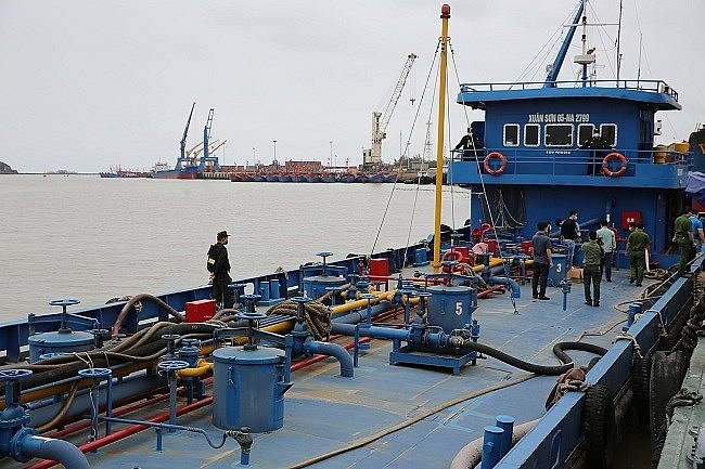 Công an tỉnh Nghệ An bắt giữ tàu Xuân Sơn 05 thuộc Công ty TNHH Tân Xuân (phường Nghi Tân, thị xã Cửa Lò) chở hơn 1 triệu lít xăng dầu không có hóa đơn chứng từ.