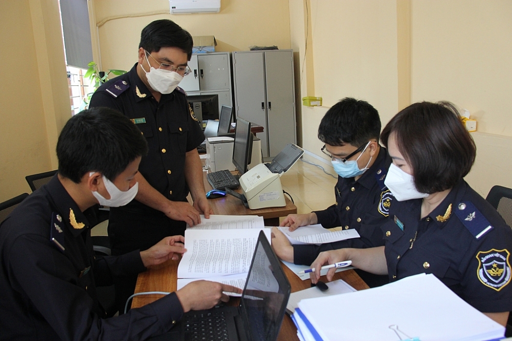 CBCC Hải quan Hà Nam Ninh rà soát để có biện pháp xử lý hiệu quả tình trạng DN nợ thuế. Ảnh: H,Nụ