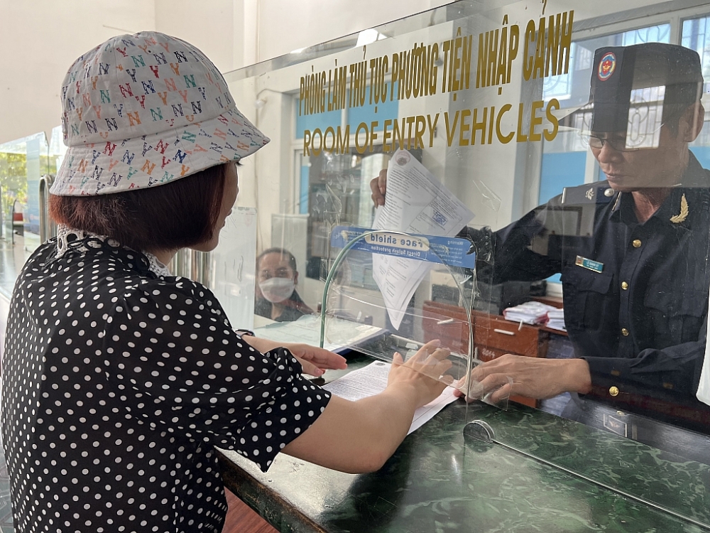 CBCC Hải quan Nghệ An hướng dẫn DN hoàn thiện thủ tục hải quan. Ảnh: H.Nụ