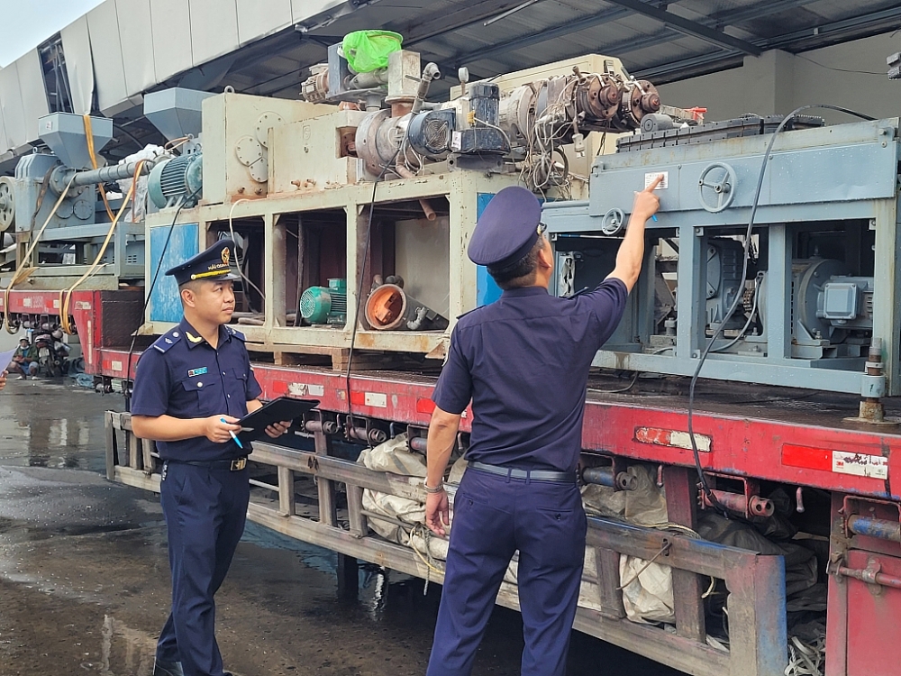 Công chức Hải quan Hữu Nghị kiểm tra máy móc TNTX. Ảnh: H.Nụ