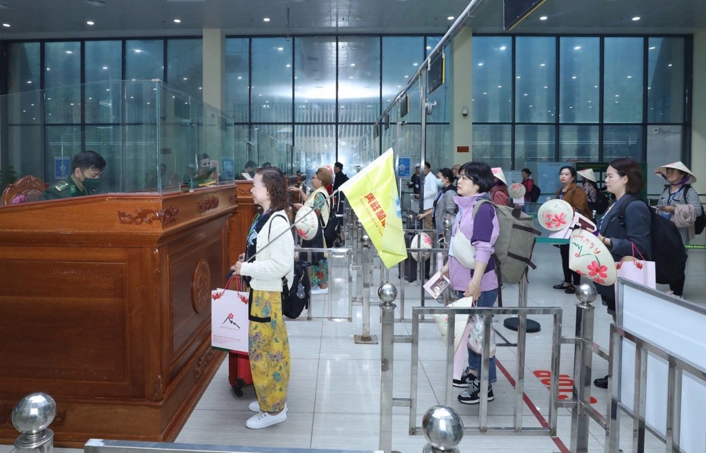Hơn 30.000 lượt khách xuất nhập cảnh qua cửa khẩu quốc tế Hữu Nghị (Lạng Sơn)