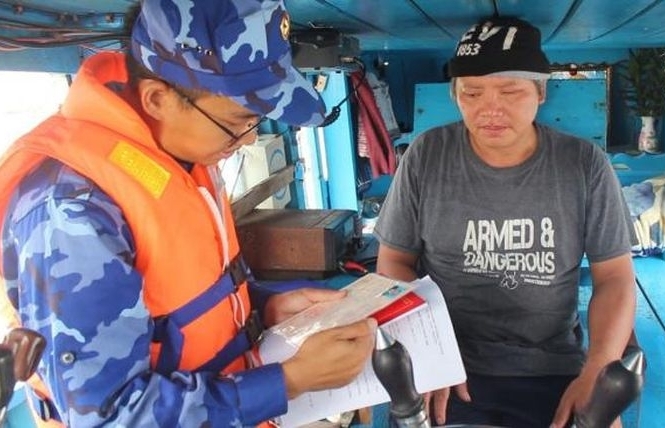 Cảnh sát biển tạm giữ tàu cá chở 100.000 lít dầu DO không rõ nguồn gốc