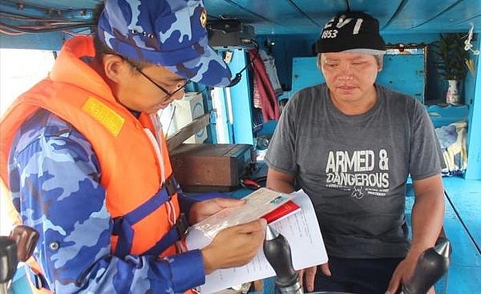 Vùng Cảnh sát biển 4 kiểm tra giấy tờ tàu cá chở 100.000 lít dầu DO không rõ nguồn gốc xuất xứ.