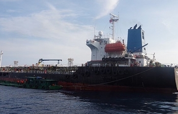Bắt tàu san chiết trái phép số lượng lớn xăng A92 trên biển