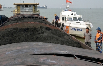 Cảnh sát biển tạm giữ 900 tấn than không rõ nguồn gốc