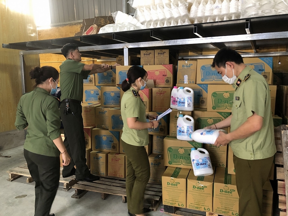 Lực lượng chức năng kiểm tra số hàng tại cơ sở sản xuất của ông Nguyễn Đăng Đạt. Ảnh: QLTT HN