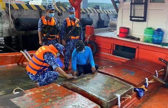 Cảnh sát biển bắt giữ tàu chở 60.000 lít dầu DO không rõ nguồn gốc