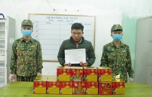 Hải quan Tân Thanh phối hợp bắt đối tượng cất giấu 25 kg pháo trong cabin