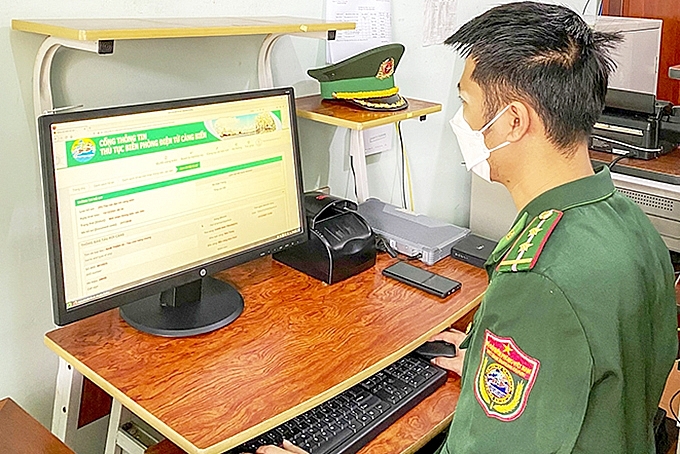 Cán bộ Đồn Biên phòng Cửa khẩu cảng Nha Trang giải quyết thủ tục xuất nhập cảnh bằng phần mềm thủ tục biên phòng điện tử.