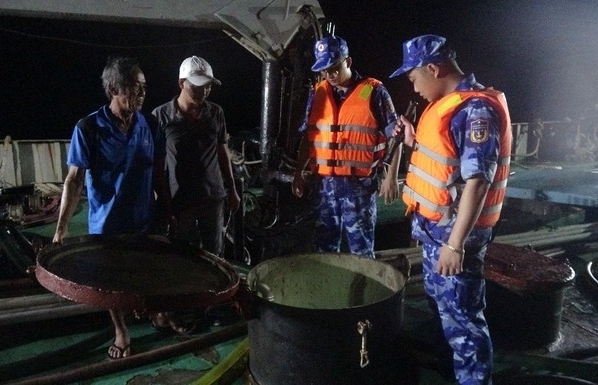 Cảnh sát biển bắt giữ tàu vận chuyển trái phép 480.000 lít dầu DO