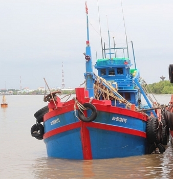 Cảnh sát biển tạm giữ tàu chở 130.000 lít dầu DO trái phép