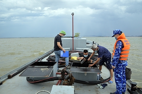 Cảnh sát biển tạm giữ 30.000 kg dầu FO không rõ nguồn gốc​