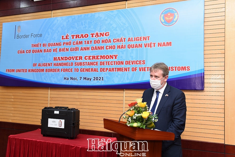 Hải quan Việt Nam tiếp nhận thiết bị quang phổ cầm tay dò hóa chất do Cơ quan Bảo vệ biên giới Anh hỗ trợ