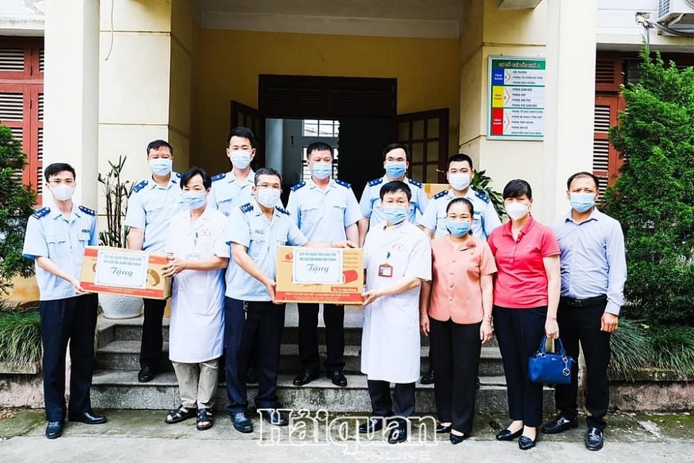 Hải quan Tân Thanh đã trao tặng nhiều vật tư, trang thiết bị hỗ trợ các cơ sở y tế trên địa bàn tăng cường phòng chống dịch. Ảnh: Quang Huy