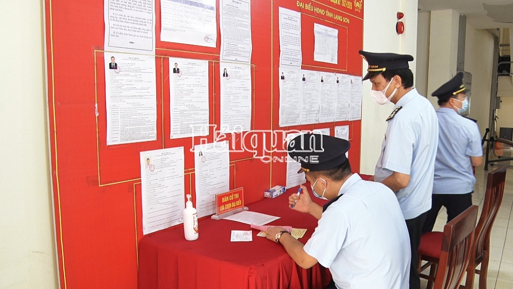 Cán bộ công chức Hải quan Hữu Nghị tham khảo thông tin đại biểu trước khi bầu cử. Ảnh: Sơn Hải