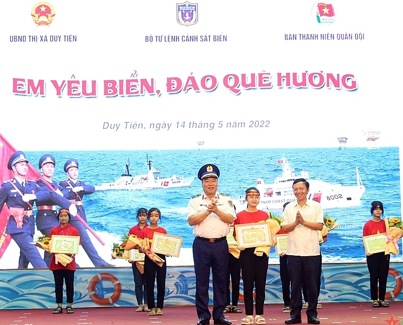 Thiếu tướng Lê Quang Đạo, Tư lệnh Cảnh sát biển Việt Nam cùng chính quyền địa phương trao thưởng tặng các em học sinh đạt giải cuộc thi.