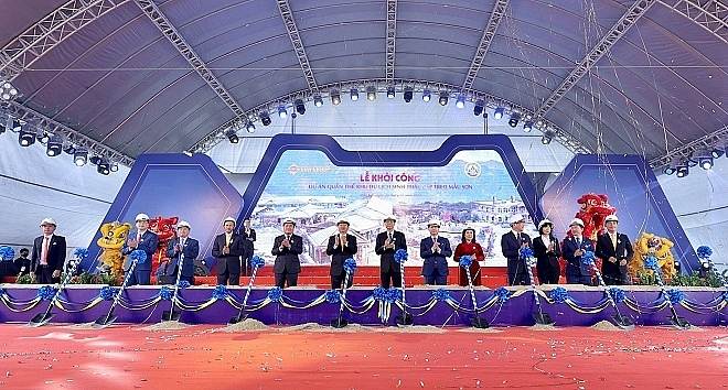 Các đại biểu thực hiện nghi thức khởi công dự án quần thể khu du lịch sinh thái, cáp treo Mẫu Sơn.