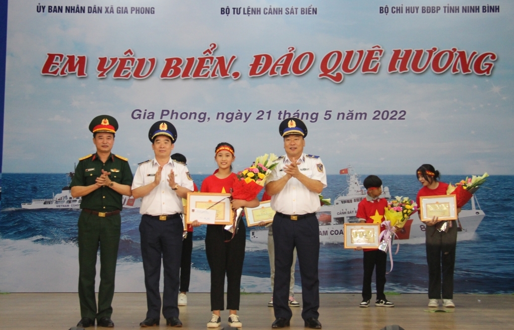 Tiếp lửa tình yêu biển đảo cho học sinh trên quê hương Ninh Bình