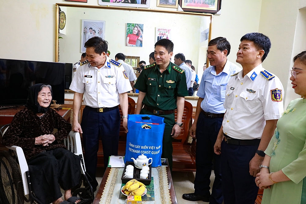 Đại tá Trần Văn Xuân - Phó Chính ủy Cảnh sát biển cùng đại diện Bộ đội Biên phòng tỉnh Ninh Bình, chính quyền địa phương thăm hỏi, tặng quà gia đình chính sách trên địa bàn xã Gia Phong.