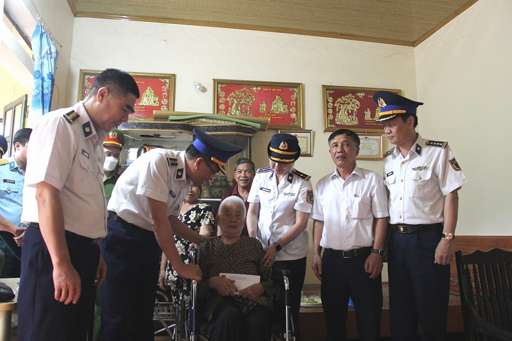 Đại tá Lê Đình Cường – Phó Tư lệnh, Tham mưu trưởng Cảnh sát biển trao quà cho gia đình thân nhân liệt sỹ.