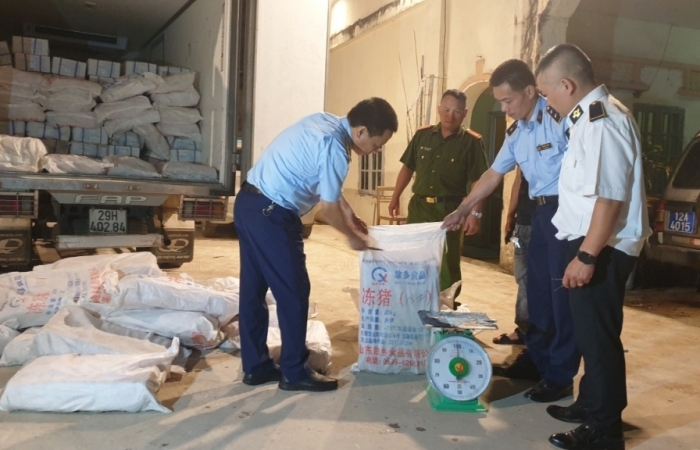 Lạng Sơn: Tạm giữ phương tiện vận chuyển 1 tấn nầm lợn không rõ nguồn gốc