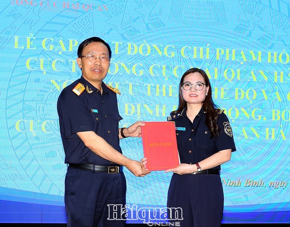 Tổng cục trưởng Nguyễn Văn Cẩn trao quyết định bổ nhiệm bà Nguyễn Thu Nhiễu giữ chức Cục trưởng Cục Hải quan Hà Nam Ninh. Ảnh: H.N