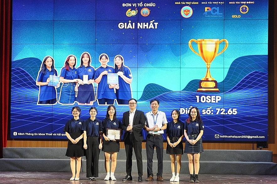 Đại diện Ban tổ chức cuộc thi trao giải Nhất cho Đội 10 Sep tại chung kết Festival Hải quan 2023. Ảnh: Đức Việt