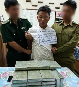 Bắt đối tượng người Lào vận chuyển 30 bánh heroin về Việt Nam