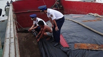 Cảnh sát biển bắt vụ vận chuyển 100 tấn phân bón không rõ nguồn gốc