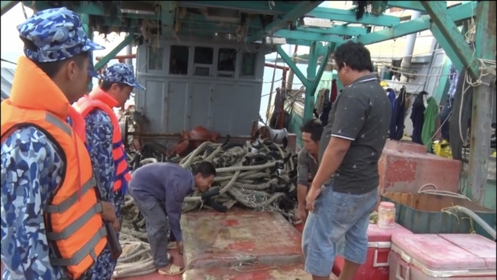 Cảnh sát biển bắt tàu mua bán, vận chuyển 25.000 lít dầu DO trái phép