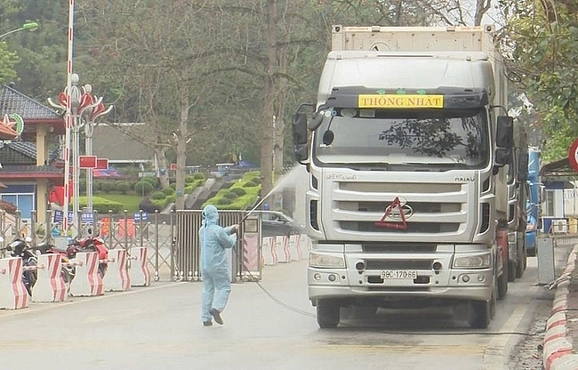 Lực lượng chức năng tỉnh Lạng Sơn tổ chức phun khử khuẩn các phương tiện vận chuyển hàng hóa XNK.
