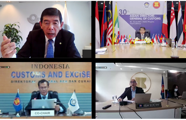 Tiến sĩ Kunio Mikuriya, Tổng thư ký WCO (ảnh trên - bên trái); Ông Rey Leonardo Borja Guerrero, Ủy viên Cục Hải quan Philippines, Chủ tịch ASEAN (ảnh trên – bên phải); Ông Syarif Hidayat, Giám đốc phụ trách các vấn đề công và quốc tế, Hải quan Indonesia, đồng thời là Đồng Chủ tịch ASEAN (ảnh dưới – bên trái); và ông Satvinder Singh, Phó Tổng thư ký Cộng đồng Kinh tế ASEAN (ảnh dưới – bên phải)