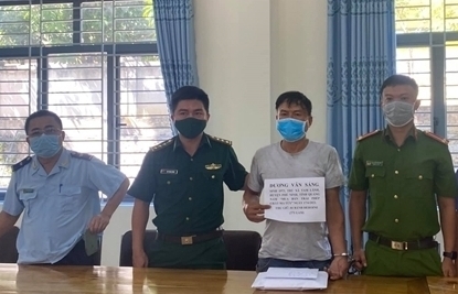 Hải quan Nghệ An: Phối hợp bắt 2 đối tượng vận chuyển 1 bánh heroin