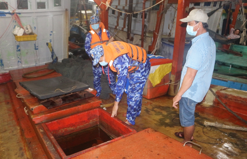 Cảnh sát biển bắt giữ tàu vận chuyển 50.000 lít dầu DO không rõ nguồn gốc