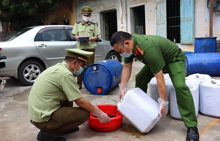 Lạng Sơn: Kịp thời phát hiện 1.500 lít mỡ gà bẩn không rõ nguồn gốc