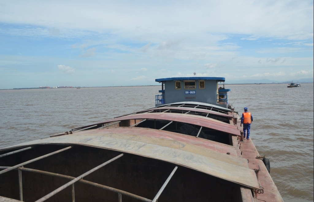 Vùng Cảnh sát biển 1 tạm giữ 400 tấn than cám không rõ nguồn gốc