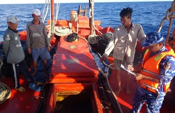 Cảnh sát biển bắt giữ tàu vận chuyển hơn 40.000 lít dầu DO