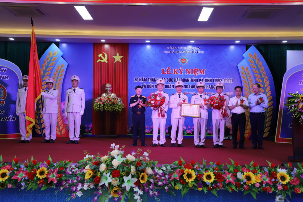 Lãnh đạo Tổng cục Hải quan và lãnh đạo tỉnh Hà Tĩnh tặng hoa chúc mừng Cục Hải quan tỉnh Hà Tĩnh.