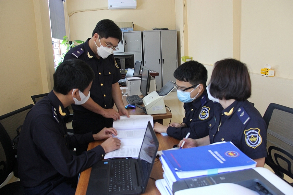 Hoạt động nghiệp vụ tại Cục Hải quan Hà Nam Ninh. Ảnh: H.Nụ