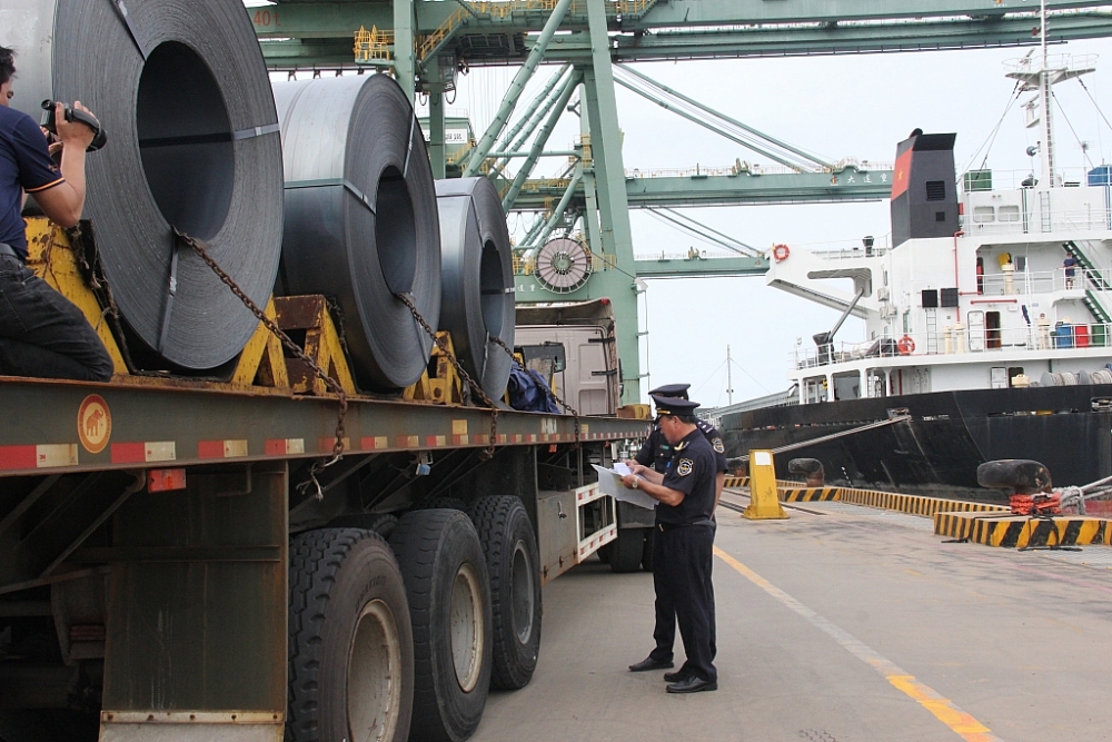 Hải quan cửa khẩu cảng Vũng Áng cử công chức giám sát hàng hóa tại cảng Sơn Dương. Ảnh: H.Nụ