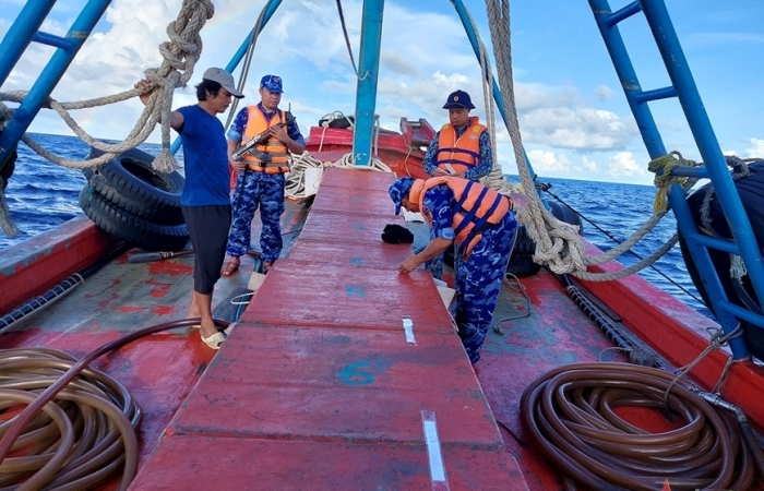 Cảnh sát biển liên tiếp bắt tàu chở dầu DO trái phép trên vùng biển Tây Nam