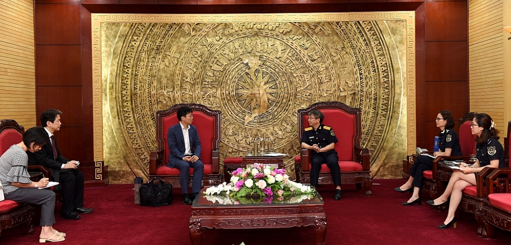 Phó Tổng cục trưởng Mai Xuân Thành chúc ông ông Nakanishi Takafumi, Bí thư thứ nhất Đại sứ quán Nhật Bản kết thúc nhiệm kỳ công tác tại Việt Nam.