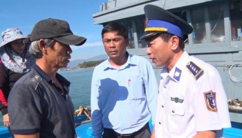 Cảnh sát biển lai dắt tàu và 6 ngư dân bị nạn vào bờ an toàn