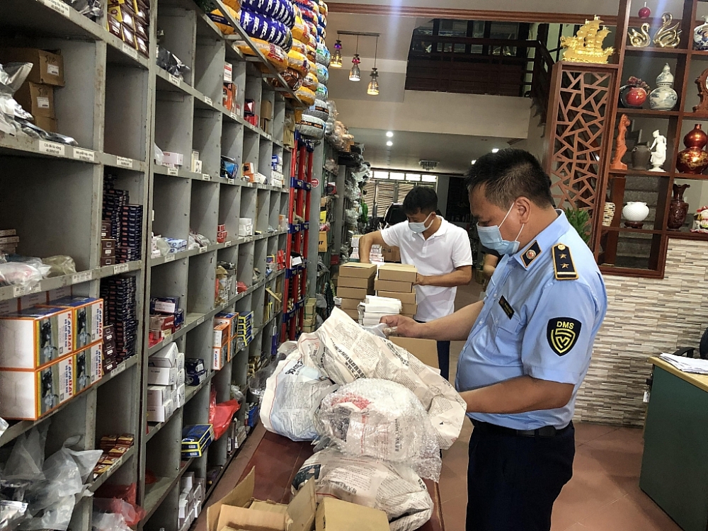 Lực lượng Quản lý thị trường Lạng Sơn kiểm tra hàng hóa tại 3 cửa hàng. Ảnh: QLTT LS